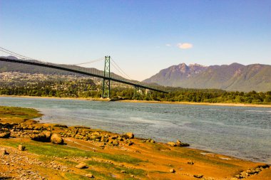Güneşli bir günde Prospect Point Gözcüleri 'nden alınan Lions Gate Köprüsü.