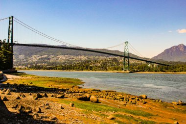 Güneşli bir günde Prospect Point Gözcüleri 'nden alınan Lions Gate Köprüsü.