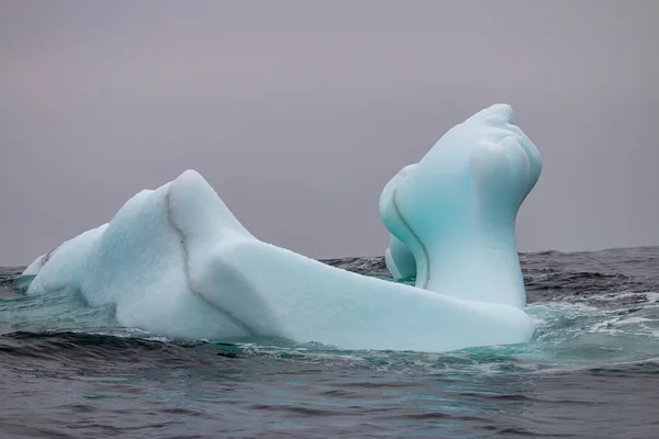 気候変動は水の流れに影響を与え 氷山が終わるところで — ストック写真