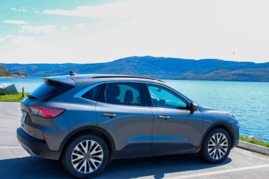 25 Mayıs 2022, Gros Morne Newfoundland: Newfoundland dağlarındaki bir Ford kaçış aracının editör illüstrasyon fotoğrafı
