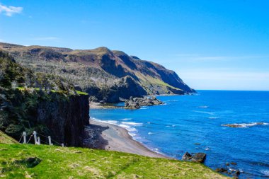 Gros Morne Ulusal Parkı 'ndan okyanus manzarası