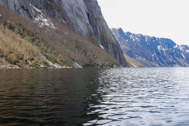 Yeni kurulan toprakların fiyortlarını görmek için ortak turizm aktiviteleri