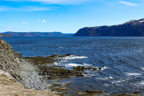 Grandes Rochas Dentro Gros Morne Enquadrado Uma Paisagem — Fotografia de Stock