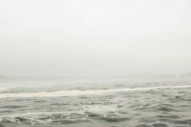 Dalgalar denizde yüzen küçük buzdağına çarpıyor.