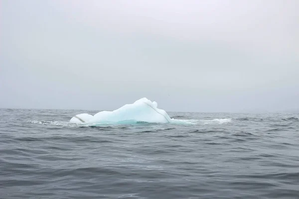 Onda Schiantarsi Contro Piccolo Iceberg Bit Galleggiante Mare — Foto Stock