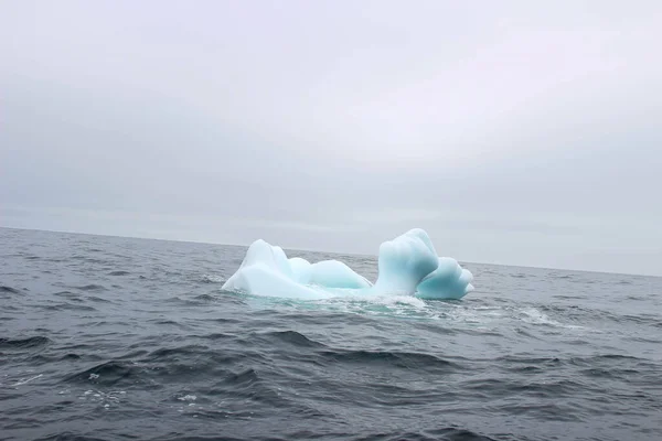 Onda Schiantarsi Contro Piccolo Iceberg Bit Galleggiante Mare — Foto Stock