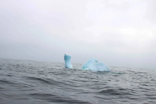 海浪冲撞海上漂浮的小冰山 — 图库照片