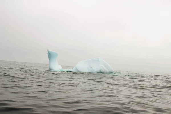 Onda Batendo Contra Pequeno Bit Iceberg Flutuando Mar — Fotografia de Stock