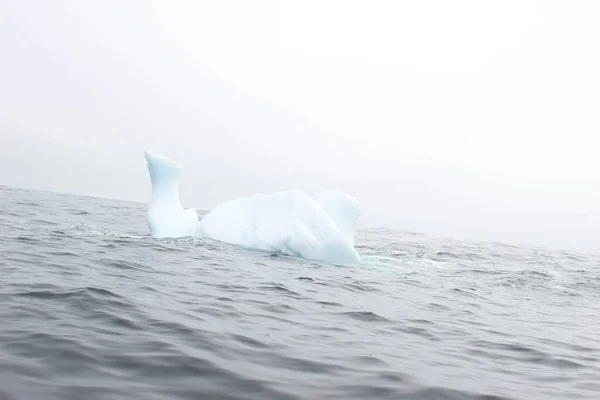 Ola Estrellándose Contra Pequeño Trozo Iceberg Flotando Mar —  Fotos de Stock
