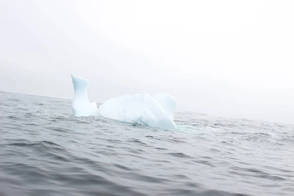 Onda Batendo Contra Pequeno Bit Iceberg Flutuando Mar — Fotografia de Stock