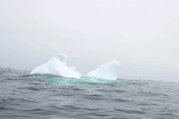 Onda Batendo Contra Pequeno Bit Iceberg Flutuando Mar — Fotografia de Stock