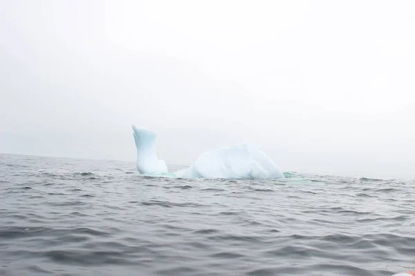 Vague Écrasant Contre Petit Iceberg Flottant Dans Mer — Photo