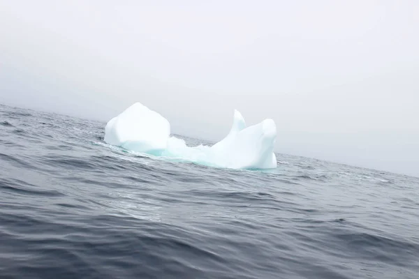 Onda Batendo Contra Pequeno Bit Iceberg Flutuando Mar — Fotografia de Stock