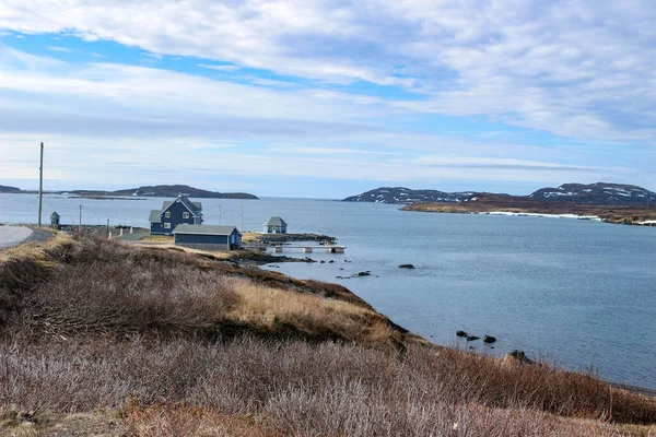 在多云的日子里 在岩石大西洋海岸上的一个小镇的空中全景 拍摄于加拿大纽芬兰的奎尔蓬 — 图库照片