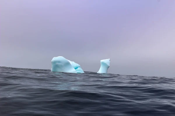 Onda Schiantarsi Contro Piccolo Iceberg Bit Galleggiante Mare — Foto Stock