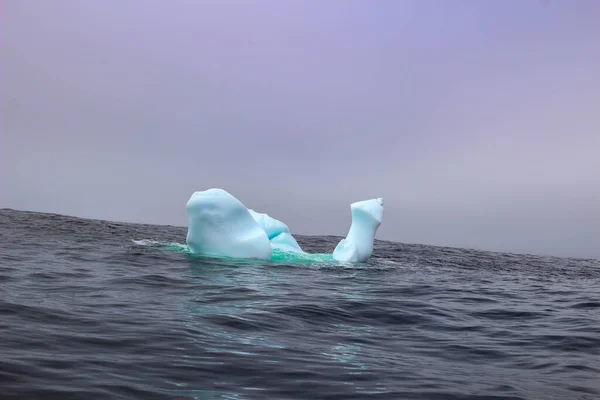 Welle Kracht Gegen Kleinen Eisberg Der Meer Treibt — Stockfoto