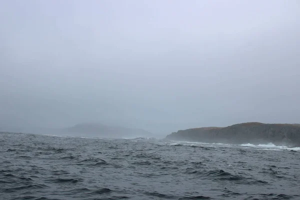 Welle Kracht Gegen Kleinen Eisberg Der Meer Treibt — Stockfoto