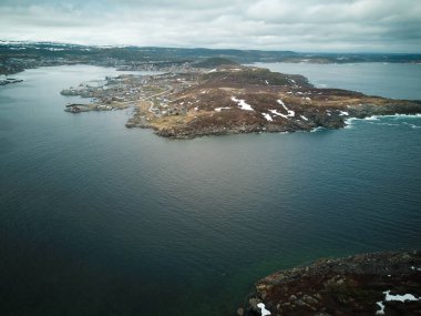 Drone fotoğrafları St. Anthonys Newfoundland 'ın manzarasını gösteriyor.