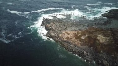 St Anthony Newfoundland 'ın bahar sezonundaki insansız hava aracı görüntüleri. Yüksek kalite 4k görüntü