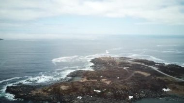 St Anthony Newfoundland 'ın bahar sezonundaki insansız hava aracı görüntüleri. Yüksek kalite 4k görüntü