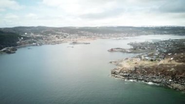 St Anthony Newfoundland 'ın bahar sezonundaki insansız hava aracı görüntüleri. Yüksek kalite 4k görüntü