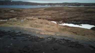 Atlantik Okyanusu kıyısındaki LAnse aux Meadows Ulusal Tarihi Alanı 'nın havadan görünüşü. Newfoundland, Kanada 'da çekildi. Yüksek kalite 4k görüntü