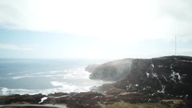 Bulutlu bir günde Atlantik Okyanusu kıyısında kayalık bir hava manzarası. St. Anthony, Newfoundland, Kanada 'da çekilmiş. Yüksek kalite 4k görüntü