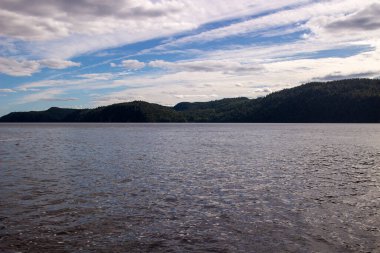 Bir yaz gününde göl