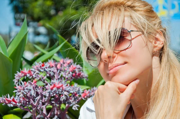 Mooie jonge vrouw — Stockfoto