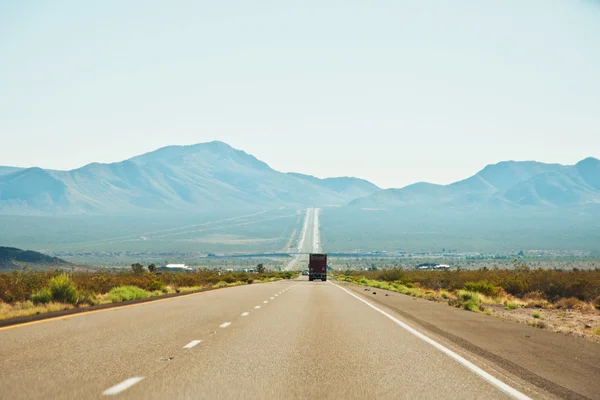 Пустыня и дорога — стоковое фото