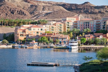 Bay günbatımı üzerinde şehir