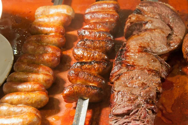 Würstchen braten — Stockfoto