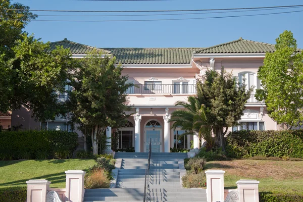 Una bonita entrada de una casa de lujo — Foto de Stock