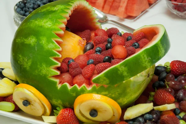 Cesta de frutas de sandía —  Fotos de Stock