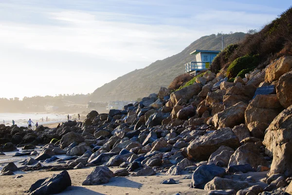 Bech och sten nära havet — Stockfoto