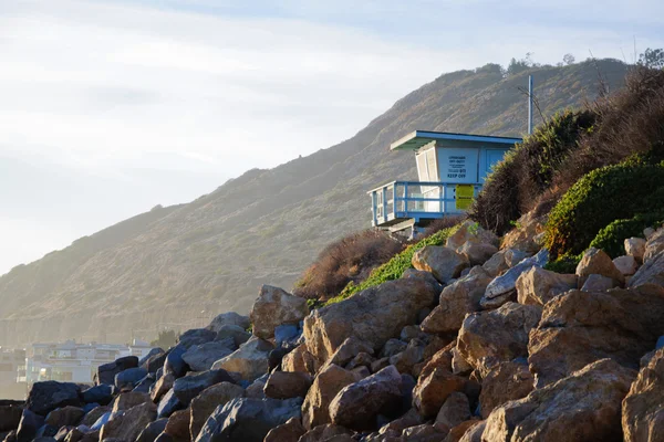 Bech och sten nära havet — Stockfoto