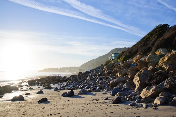 海滩和石头附近的海洋 — 图库照片