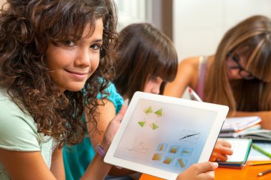 sevimli kız ev ödevi tablet üzerinde gösterilen.