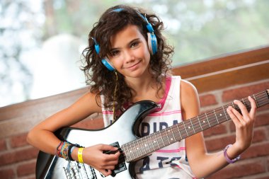 sevimli kız gitar pratik yönü.