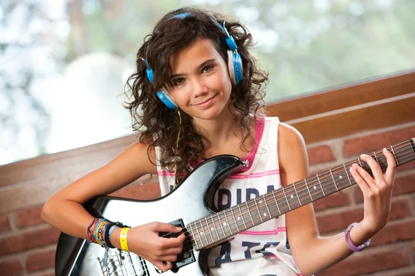 Menina bonito na prática de guitarra . — Fotografia de Stock