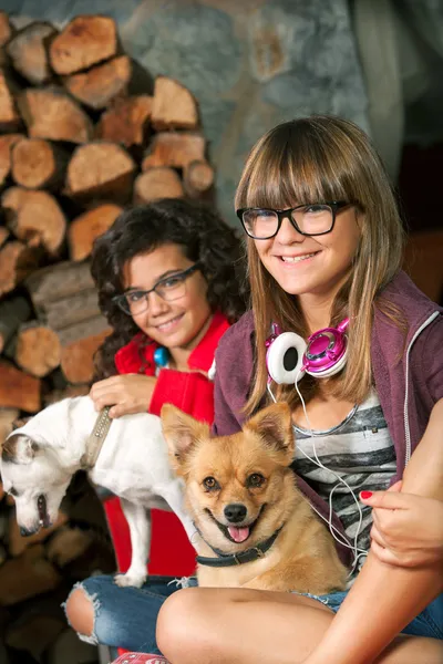 Lindas chicas adolescentes con sus perros . —  Fotos de Stock