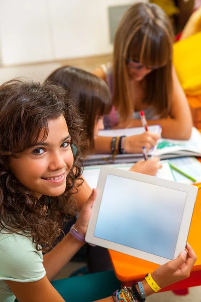 Junges Mädchen zeigt Tablet mit freiem Kopierplatz. — Stockfoto