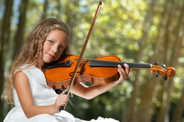 Close-up van portret van jonge violist in bos. — Stockfoto