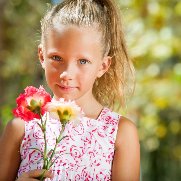 Leuk meisje bedrijf bloemen. — Stockfoto