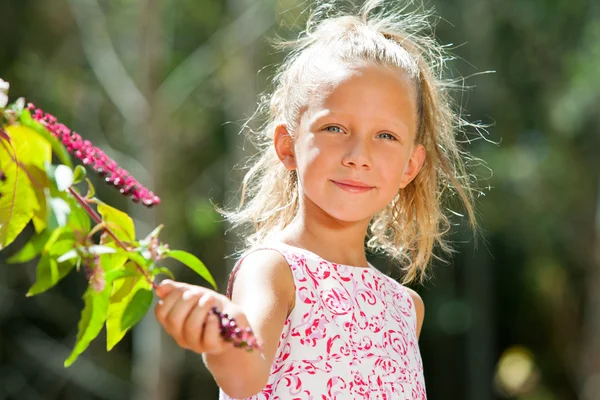 Leuk meisje plukken wilde bessen. — Stockfoto