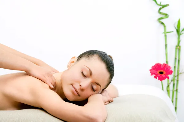 Jovem mulher desfrutando de massagem no pescoço . — Fotografia de Stock