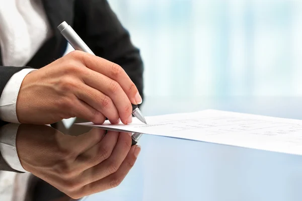 Extremo acercamiento del documento de firma de mano femenina . — Foto de Stock