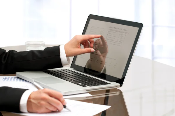 Vrouwelijke bedrijf handen werken op tafel. — Stockfoto