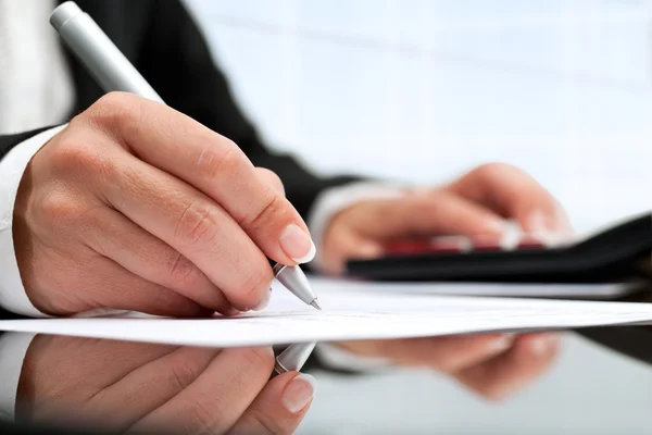 Weiblicher Handschlagstift zeigt auf Papier. — Stockfoto