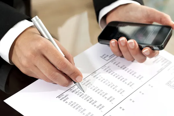 Manos femeninas revisando documento contable . — Foto de Stock